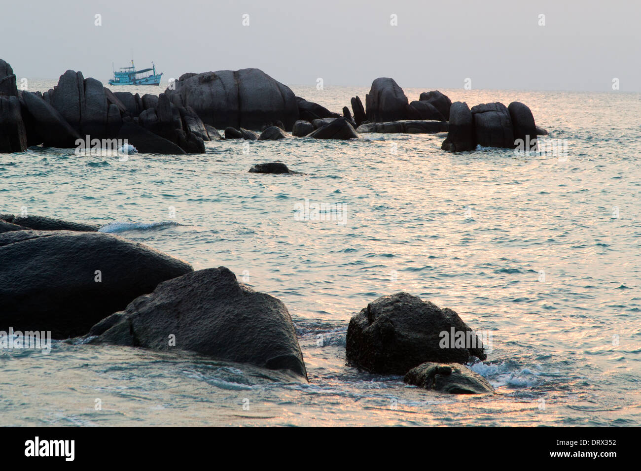 Boot und Felsen auf Ko Tao Island, Thailand Stockfoto