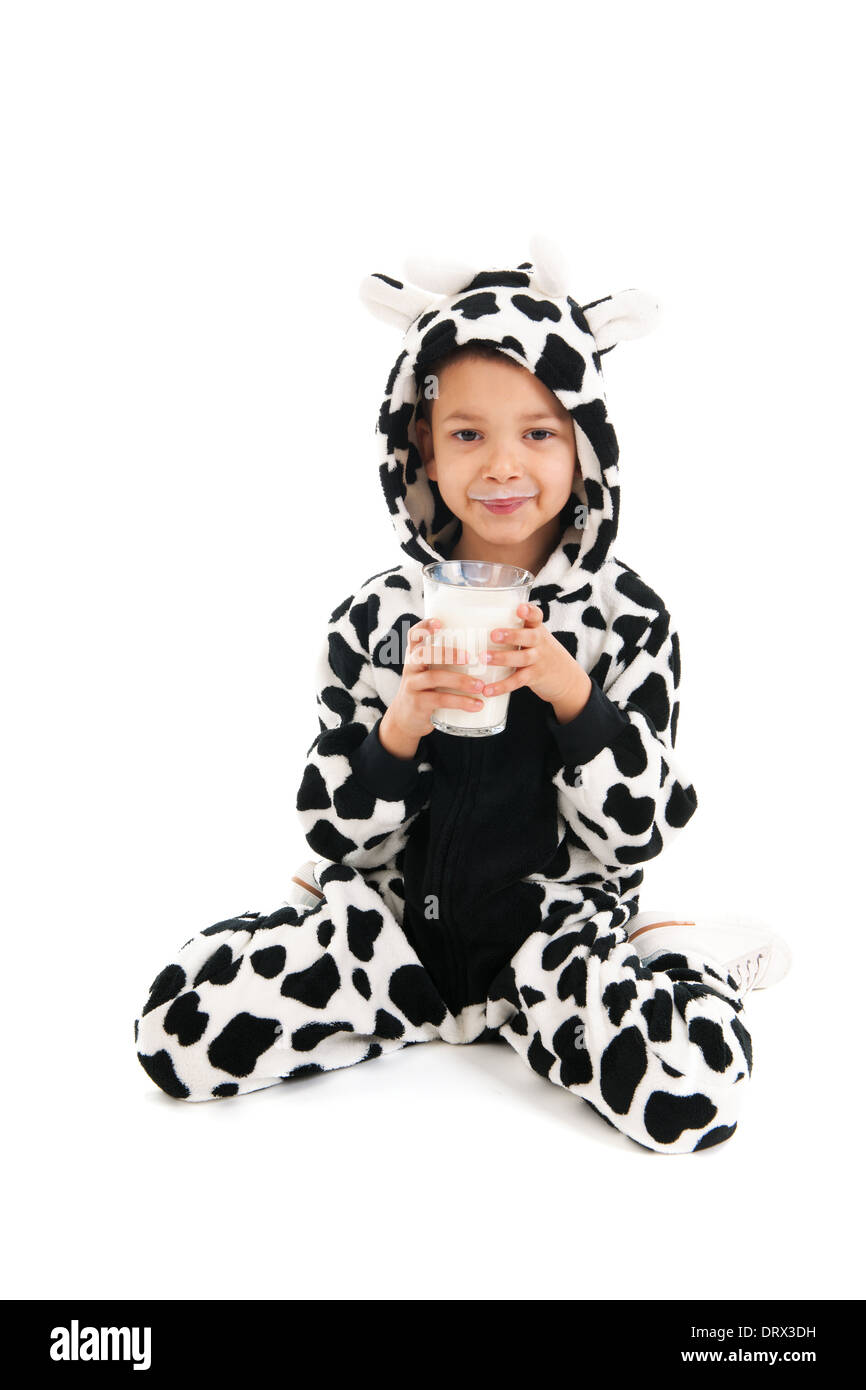 Kleiner Junge gekleidet als gesunde Glas Milch Kuh Stockfoto