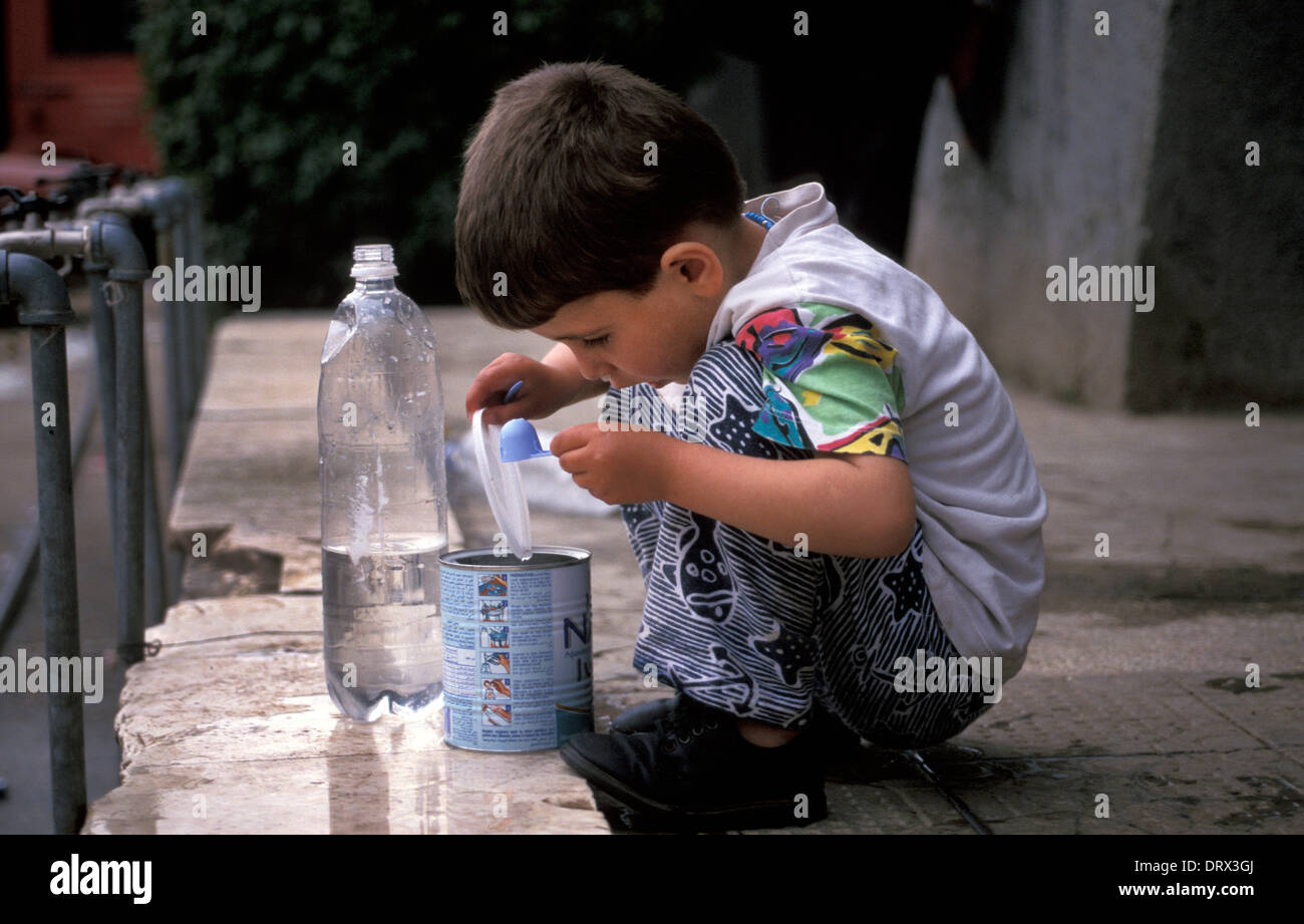 Kind sammeln Wasser in Flüchtlingslager in Tirana, Albanien für Kosovo-Flüchtlinge, die vor Krieg im Kosovo 1999 Stockfoto