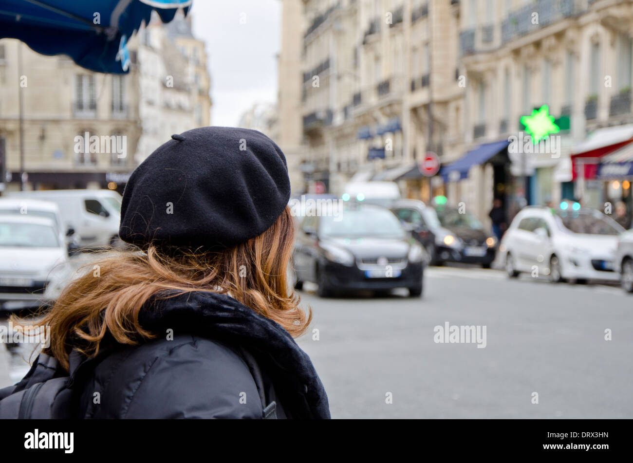 Französin warten auf ein Taxi in Saint-Germain-des-Prés, im 6. Arrondissement von Paris. Stockfoto