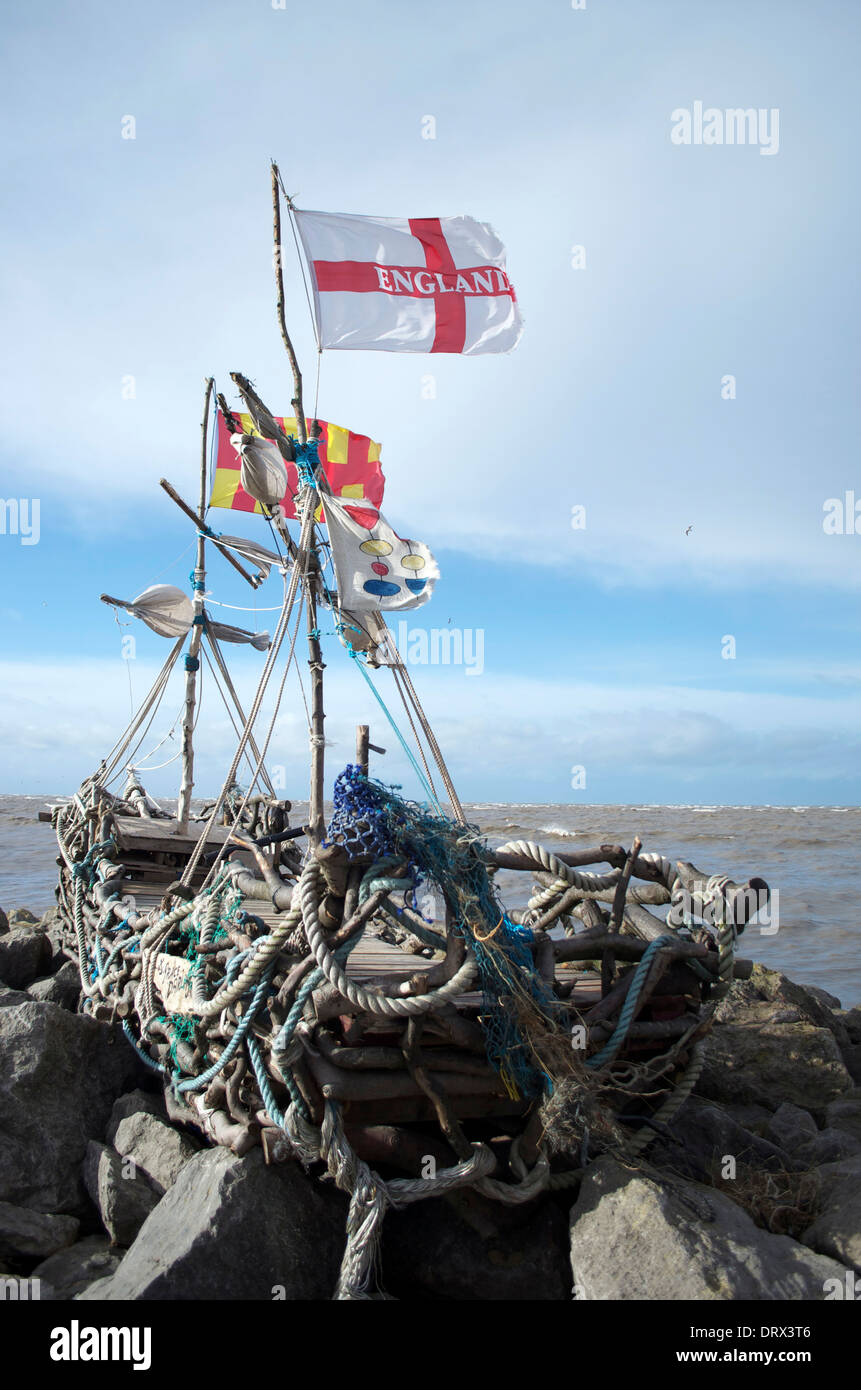 Boot aus Treibholz auf Hoylake promenade Stockfoto