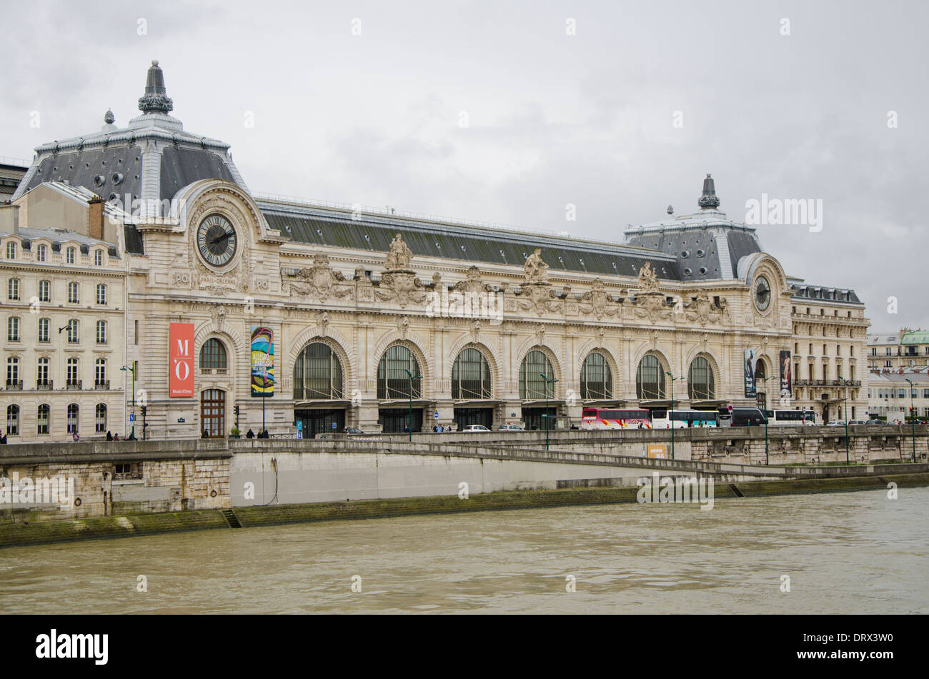 Fassade des das Musée d ' Orsay, Museum, das vor allem französische Kunst in Paris, Frankreich hält. Stockfoto