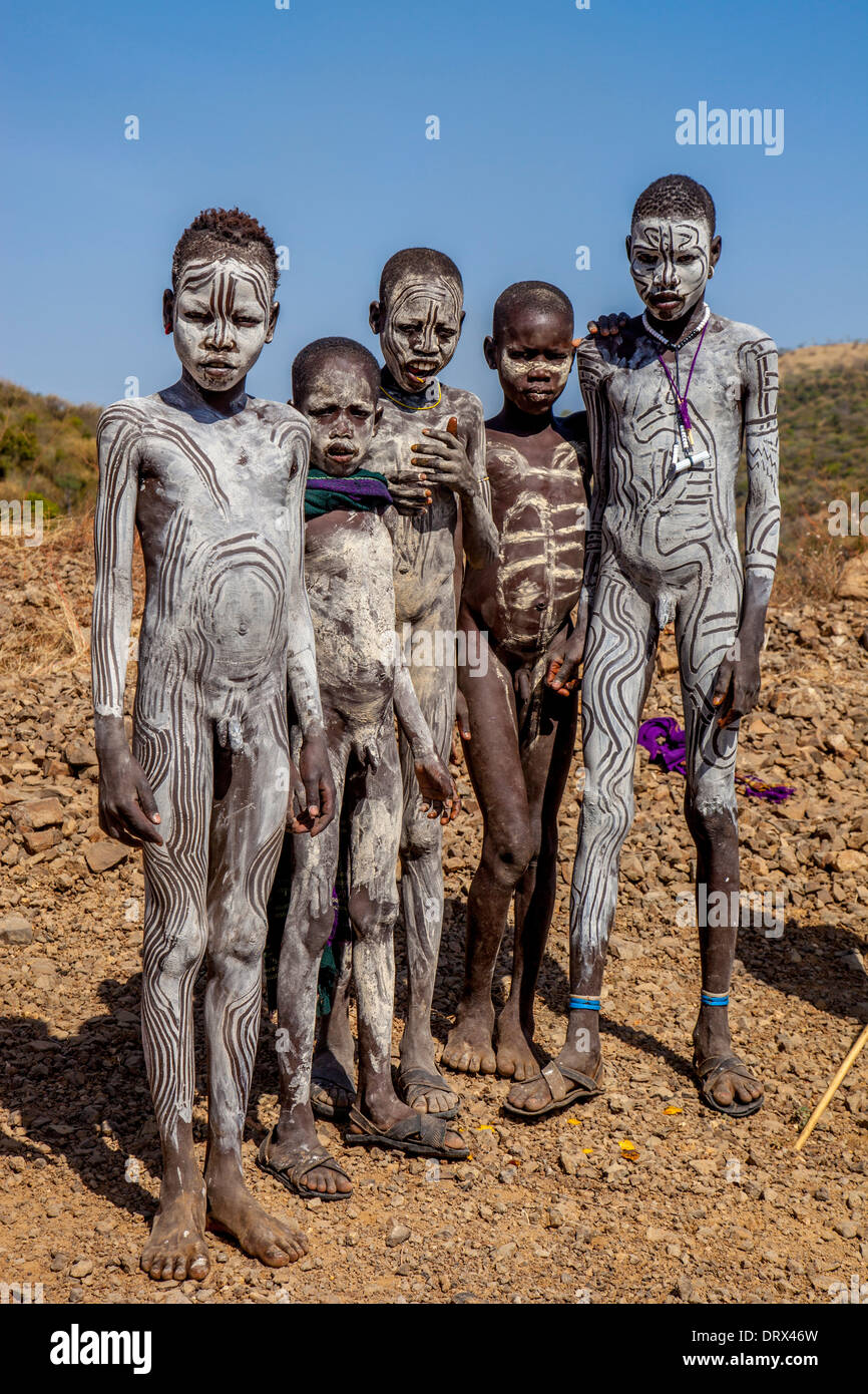 Mursi Jungen Stehen An Den Straßenrand Das Omo Tal Äthiopien
