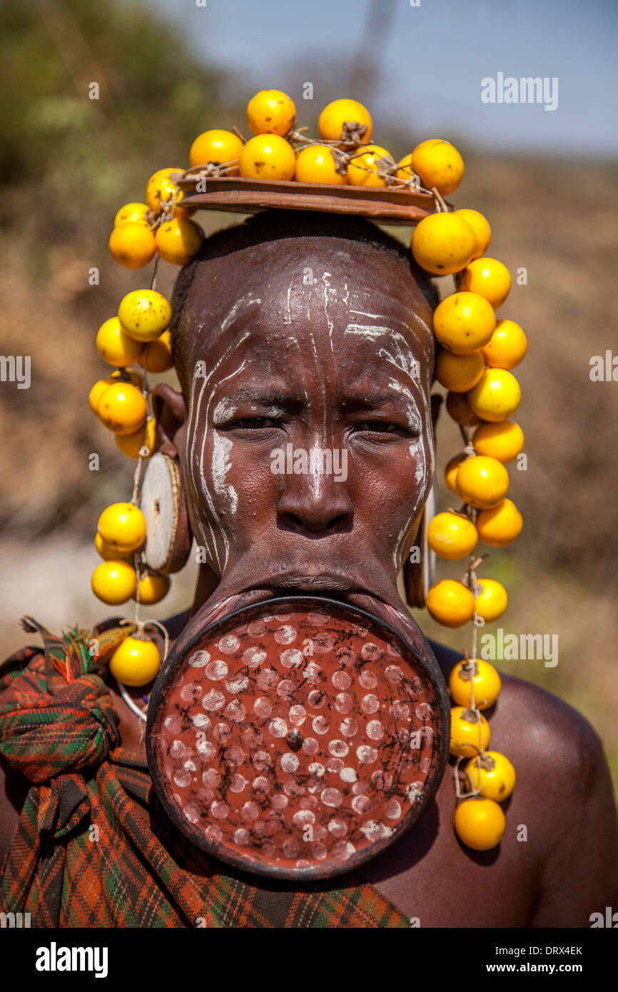 Mursi-Frau trägt eine Mundlochplatte, Mursi Tribal Village, der Omo-Tal, Äthiopien Stockfoto