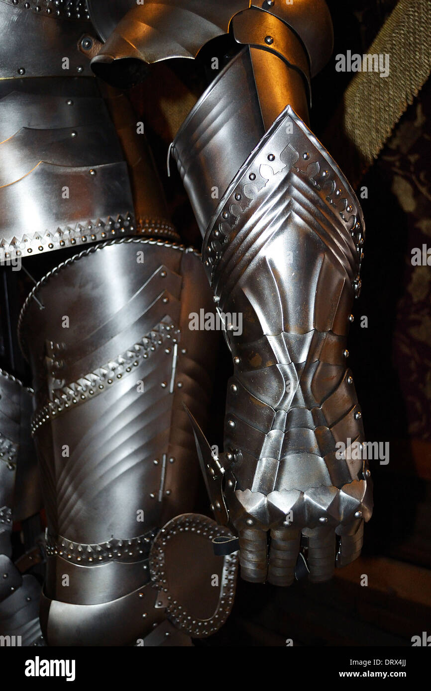 Mittelalterlicher Krieger Soldat Metall Schutzkleidung tragen Stockfoto