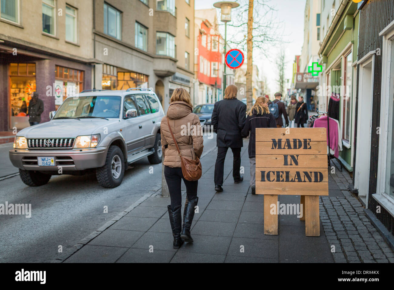 Menschen auf der Straße, Weihnachten Einkaufszeit, Reykjavik, Island Stockfoto