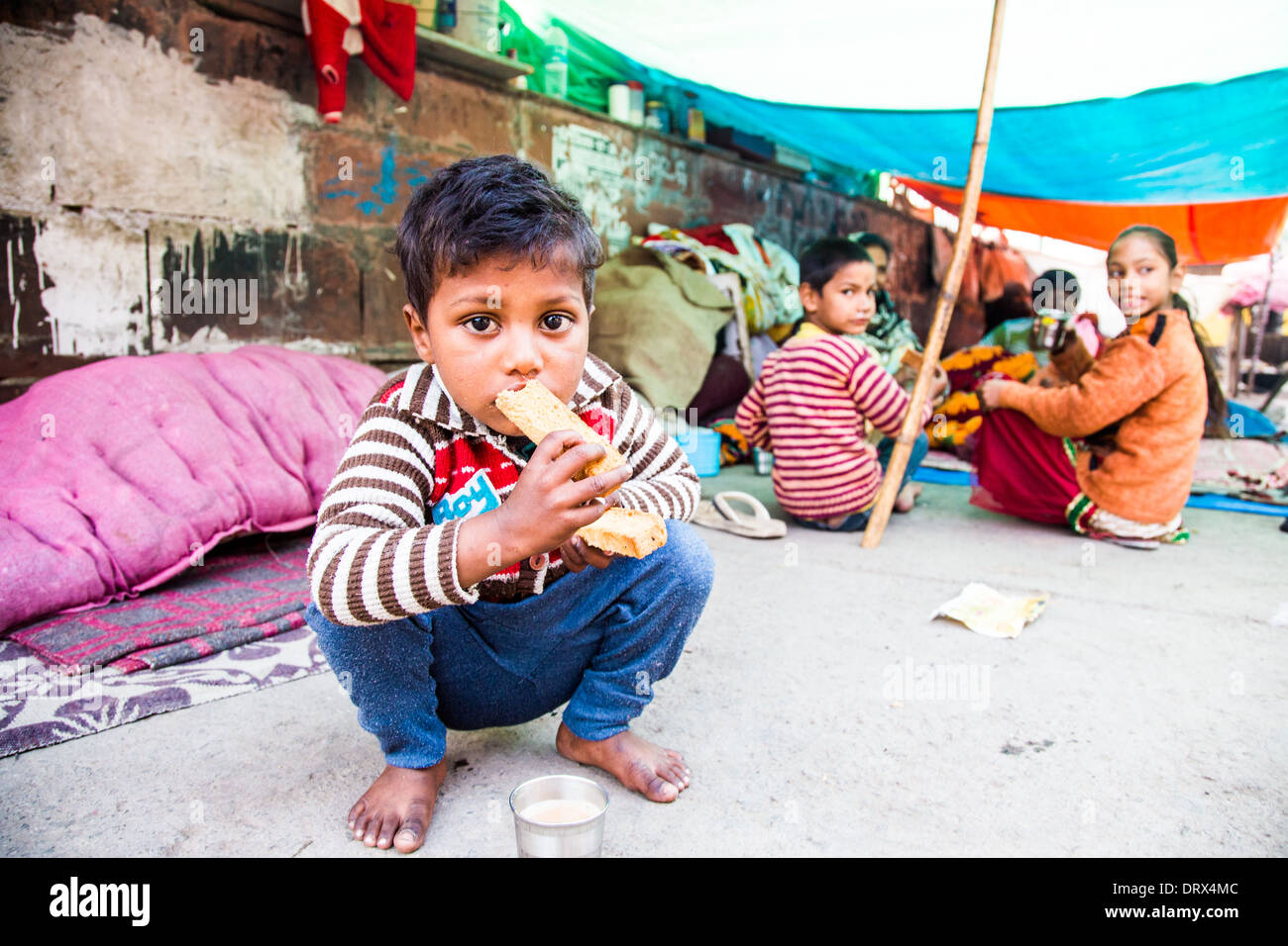 Kleiner Junge Essen ein Keks Alt-Delhi, Indien Stockfoto