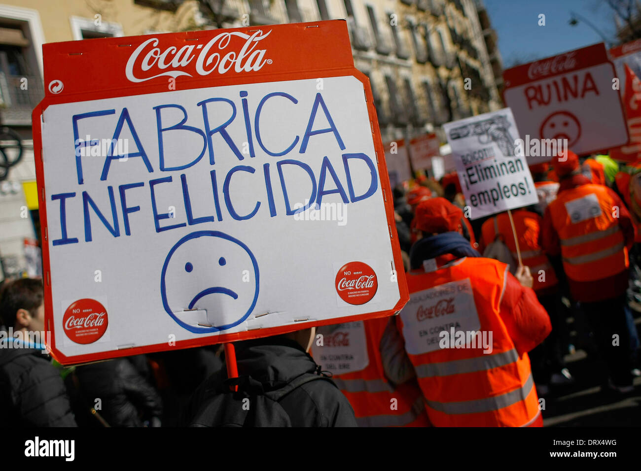 Madrid, Spanien. 2. Februar 2014. Ein Demonstranten hält einen Banner wo es geschrieben '' Unglück Fabrik '' während einer Protestaktion in Madrid gegen Coca Cola, Spanien, Sonntag, 2. Februar 2014. Coca-Cola-Arbeiter sind auf einen unbefristeten Streik protestieren Coca-Cola Iberian Partners Pläne schließen vier seiner 11 Anlagen und 1.253 Entlassungen. Bildnachweis: Rodrigo Garcia/NurPhoto/ZUMAPRESS.com/Alamy Live-Nachrichten Stockfoto