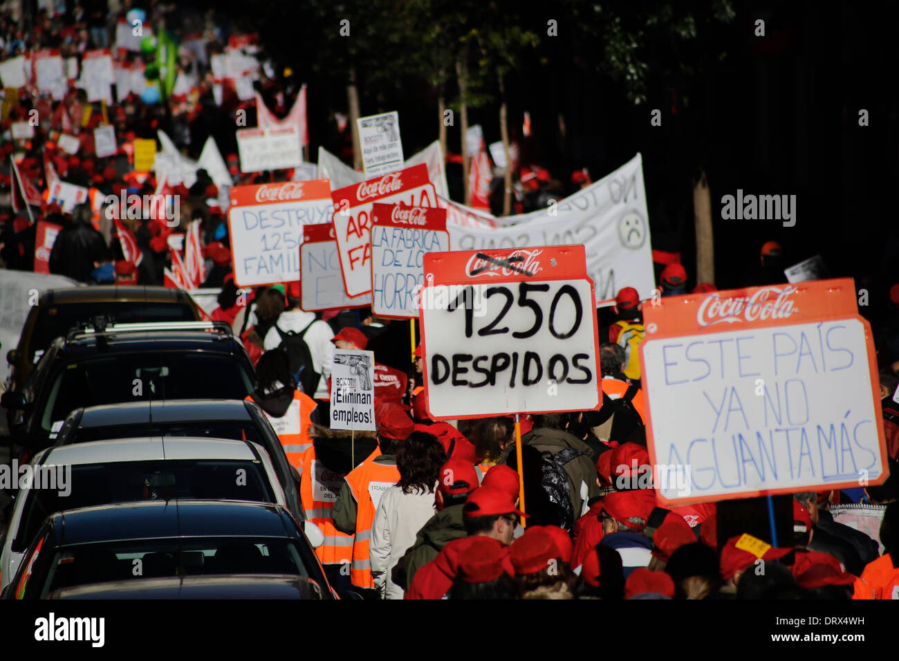 Madrid, Spanien. 2. Februar 2014. Demonstranten mit Plakaten gegen Coca Cola marschieren durch die Straßen der Hauptstadt von Spanien während einer Protestaktion in Madrid gegen Coca Cola, Spanien, Sonntag, 2. Februar 2014. Coca-Cola-Arbeiter sind auf einen unbefristeten Streik protestieren Coca-Cola Iberian Partners Pläne schließen vier seiner 11 Anlagen und 1.253 Entlassungen. Banner auf Weste liest. Bildnachweis: Rodrigo Garcia/NurPhoto/ZUMAPRESS.com/Alamy Live-Nachrichten Stockfoto