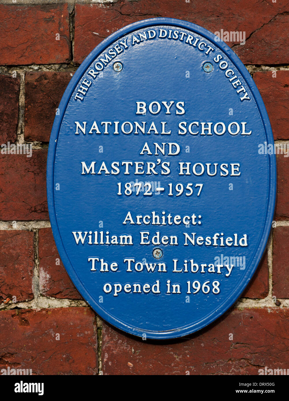 Blaue Plakette in Romsey Bibliothek, Bahnhofstraße, Romsey, Hampshire, England, UK; ehemals Boys National School und Master Haus. Stockfoto