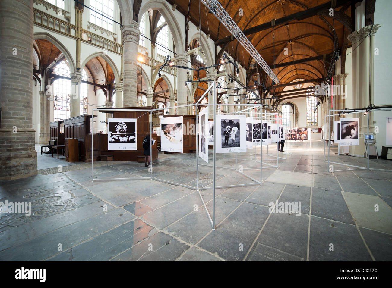 World Press Photo-Ausstellung 2013 in der alten Kirche (Niederländisch: Oude Kerk) in Amsterdam, Holland, Niederlande. Stockfoto