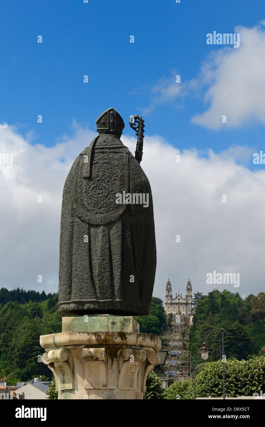 Statue von Bischof Dom Miguel mit Blick auf die Wallfahrtskirche Nossa Senhora dos Remedios und Treppenhaus. Lamego. Douro Tal. Portugal Stockfoto