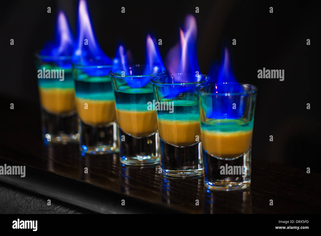 Barkeeper machen alkoholische Aufnahmen in Nachtclub Stockfoto