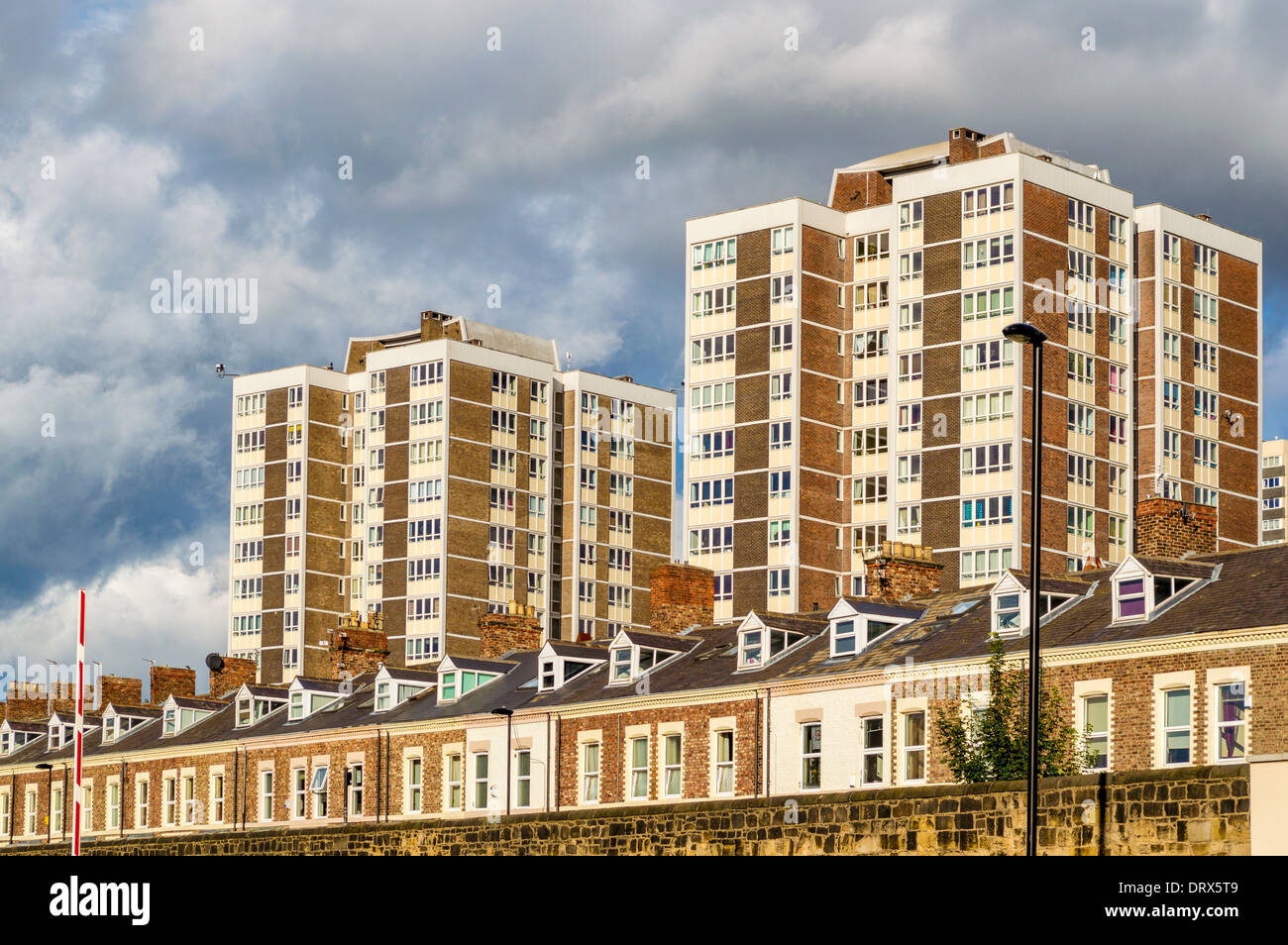 Traditionelle Reihenhaus Häuser und Hochhaus Wohnungen, Newcastle Upon Tyne, UK. Stockfoto