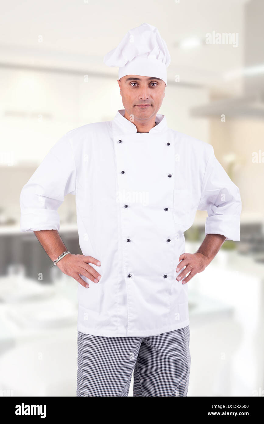 Männlichen Chef posiert in der Küche Stockfoto