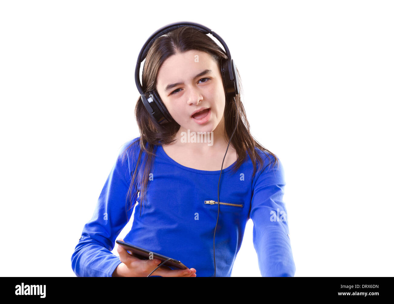 Lächelndes Mädchen Musik hören, einen TabletPC in den Händen halten Stockfoto