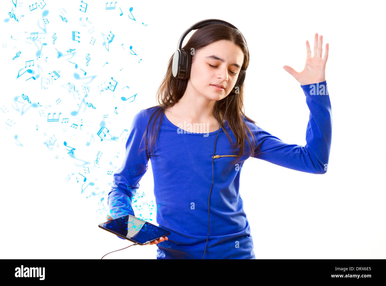 Lächelndes Mädchen Musik hören, einen TabletPC in den Händen halten Stockfoto