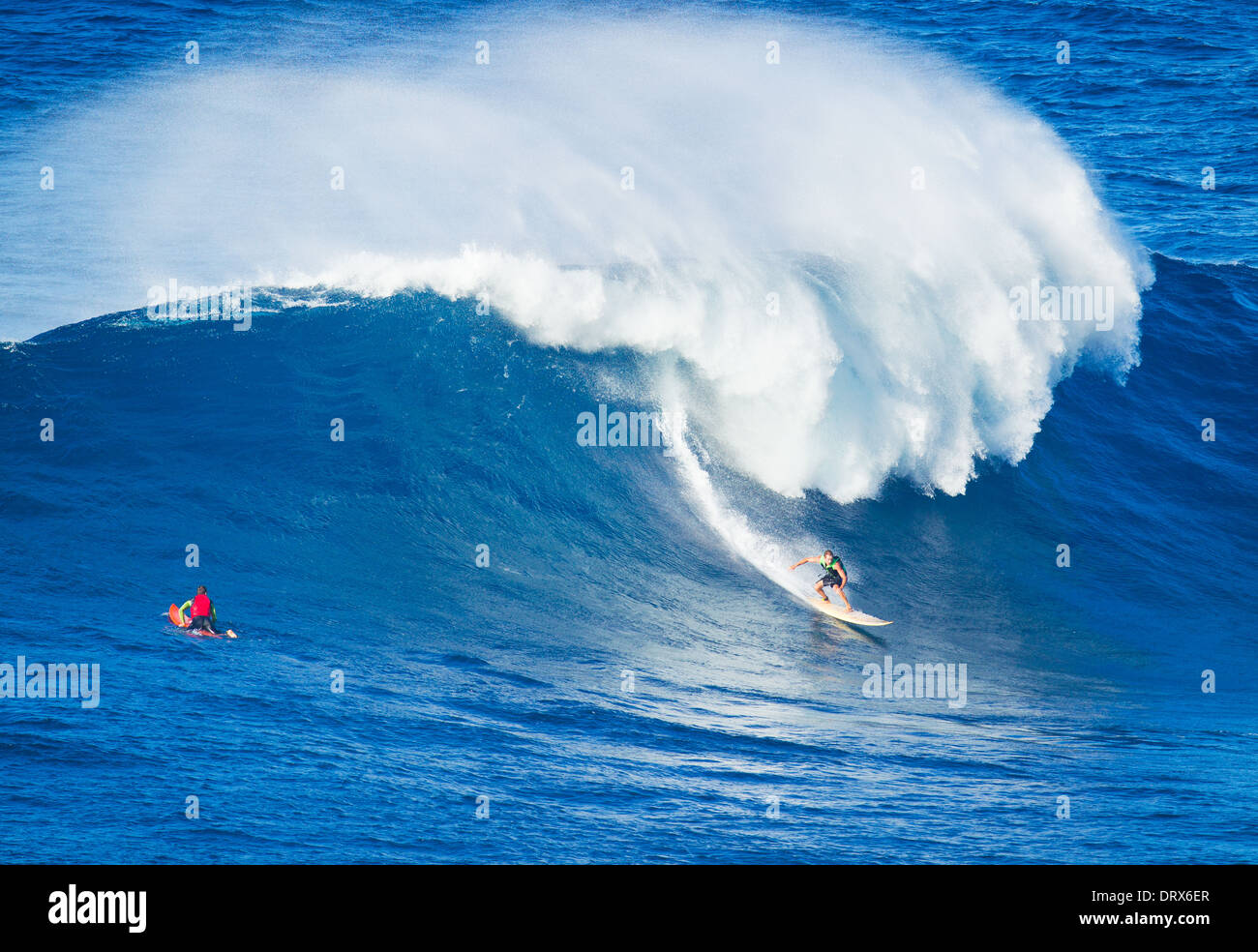 Extreme Surfer Reiten riesige Meereswelle in Hawaii Stockfoto