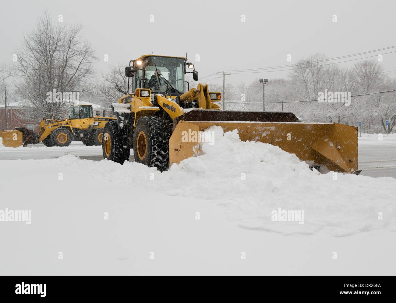 Pflügen mit Komatsu Traktor bei SCSU Schnee. Stockfoto