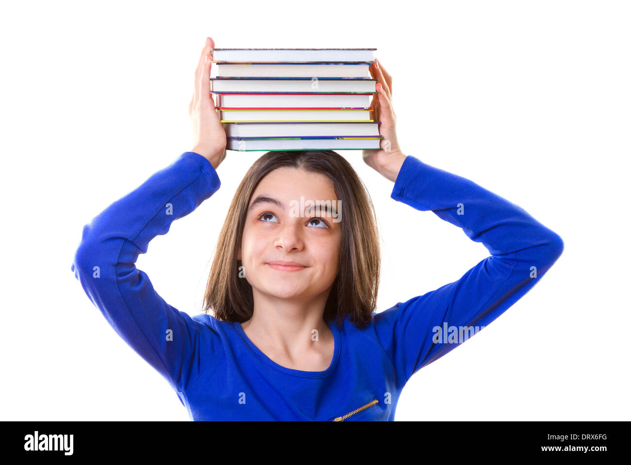 Junges Mädchen mit Stapel Bücher auf dem Kopf auf weißem Hintergrund. Stockfoto