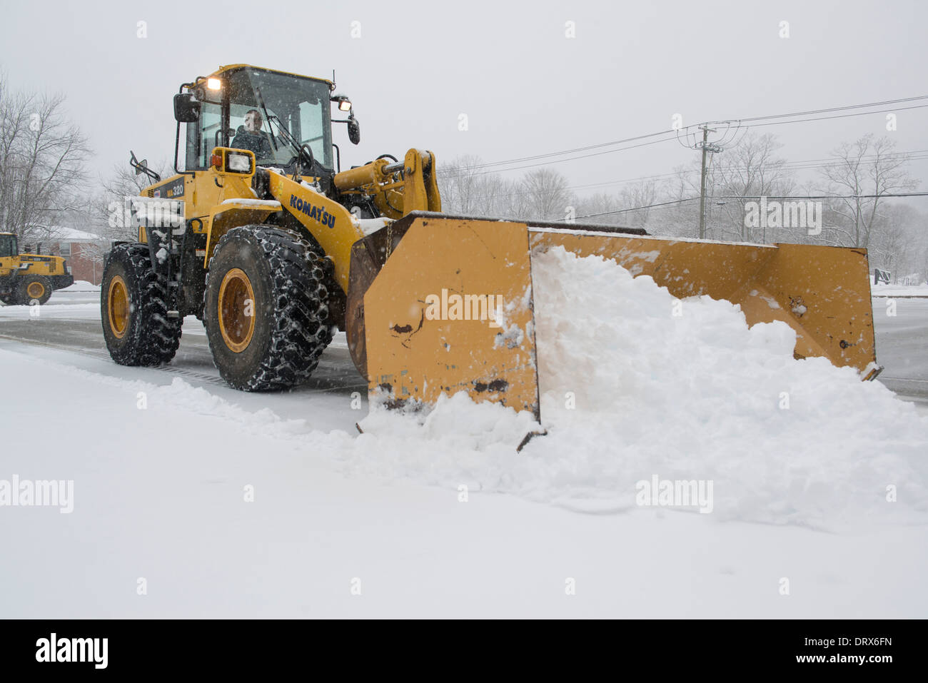 Pflügen mit Komatsu Traktor bei SCSU Schnee. Stockfoto