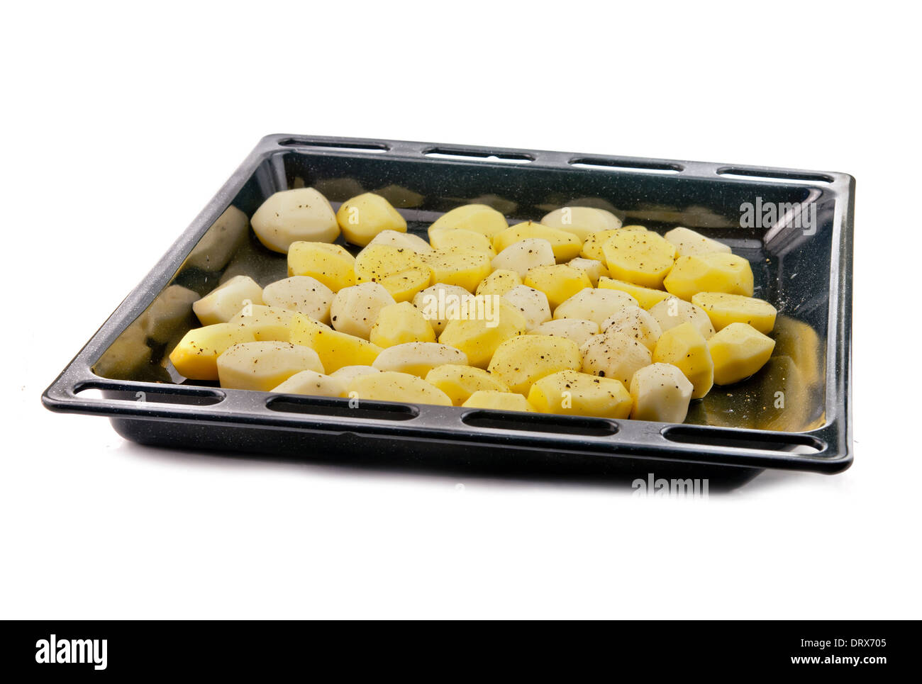 die vorbereitete Kartoffel ist in einer eisenhaltigen form Stockfoto