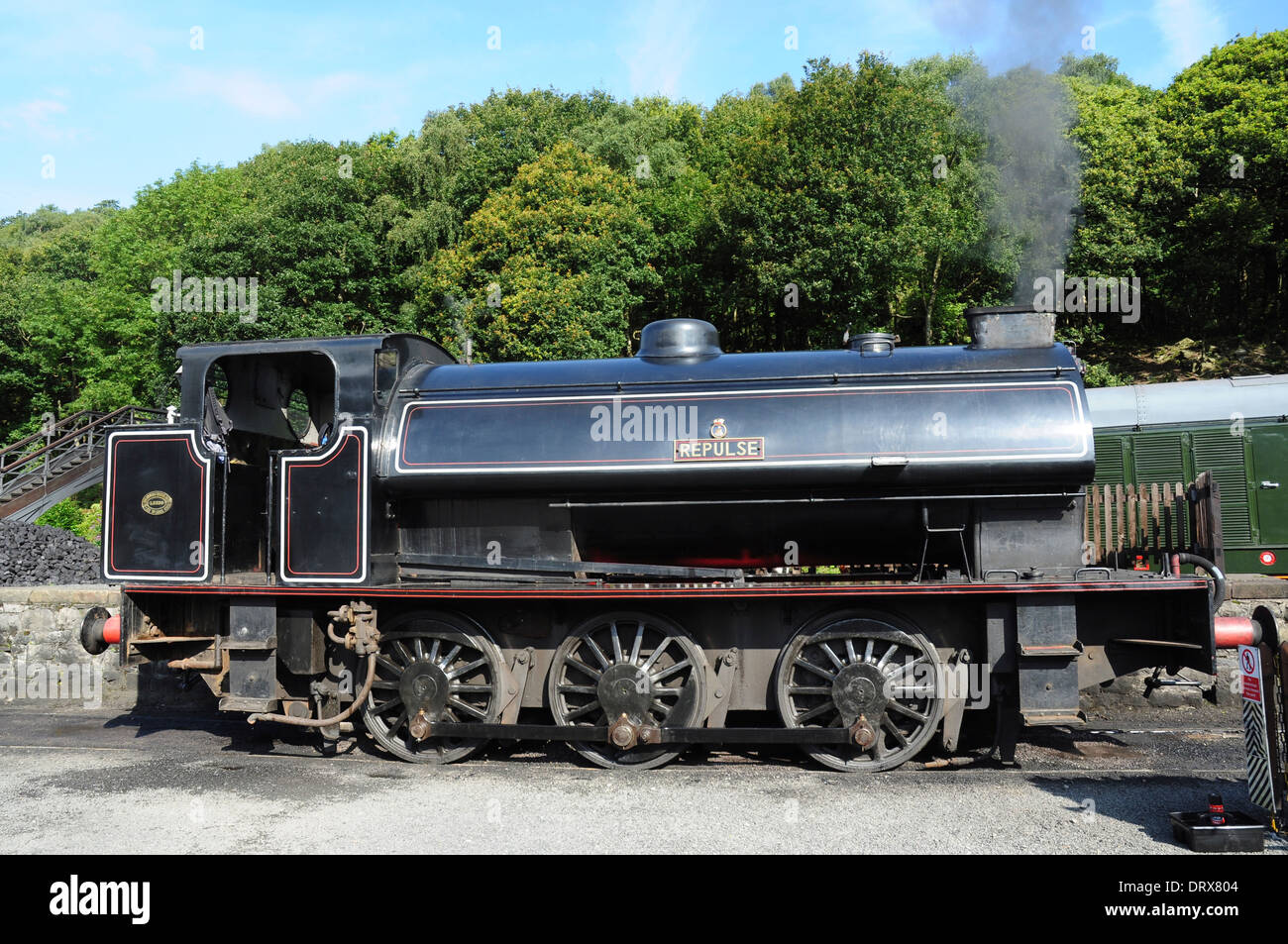 Sattel Tank "Repulse" mit länglichen Giesl-Ejektor und Schornstein auf der Lakeside & Haverthwaite Railway, Cumbria, England, UK Stockfoto