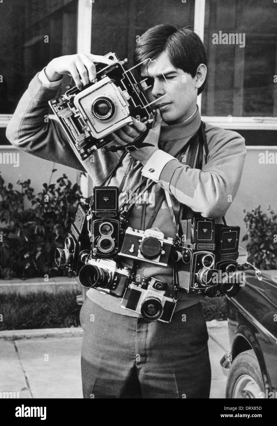 Fotograf mit 35mm mittlere & große Format Format Filmkameras 1970 Stockfoto