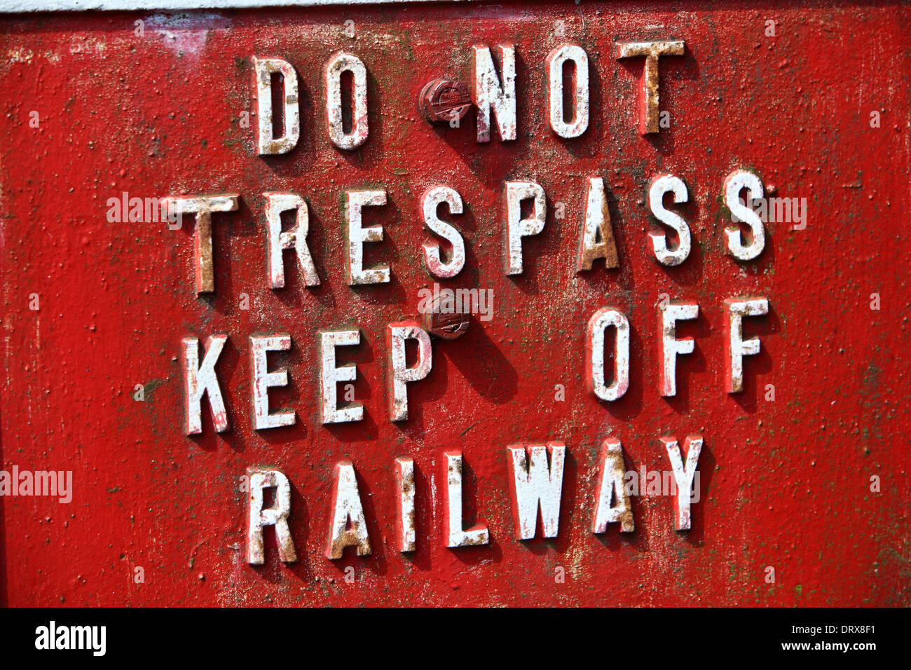 Alte abgenutzte "nicht Hausfriedensbruch" Eisenbahn Warnschild Montrose Schottland Stockfoto