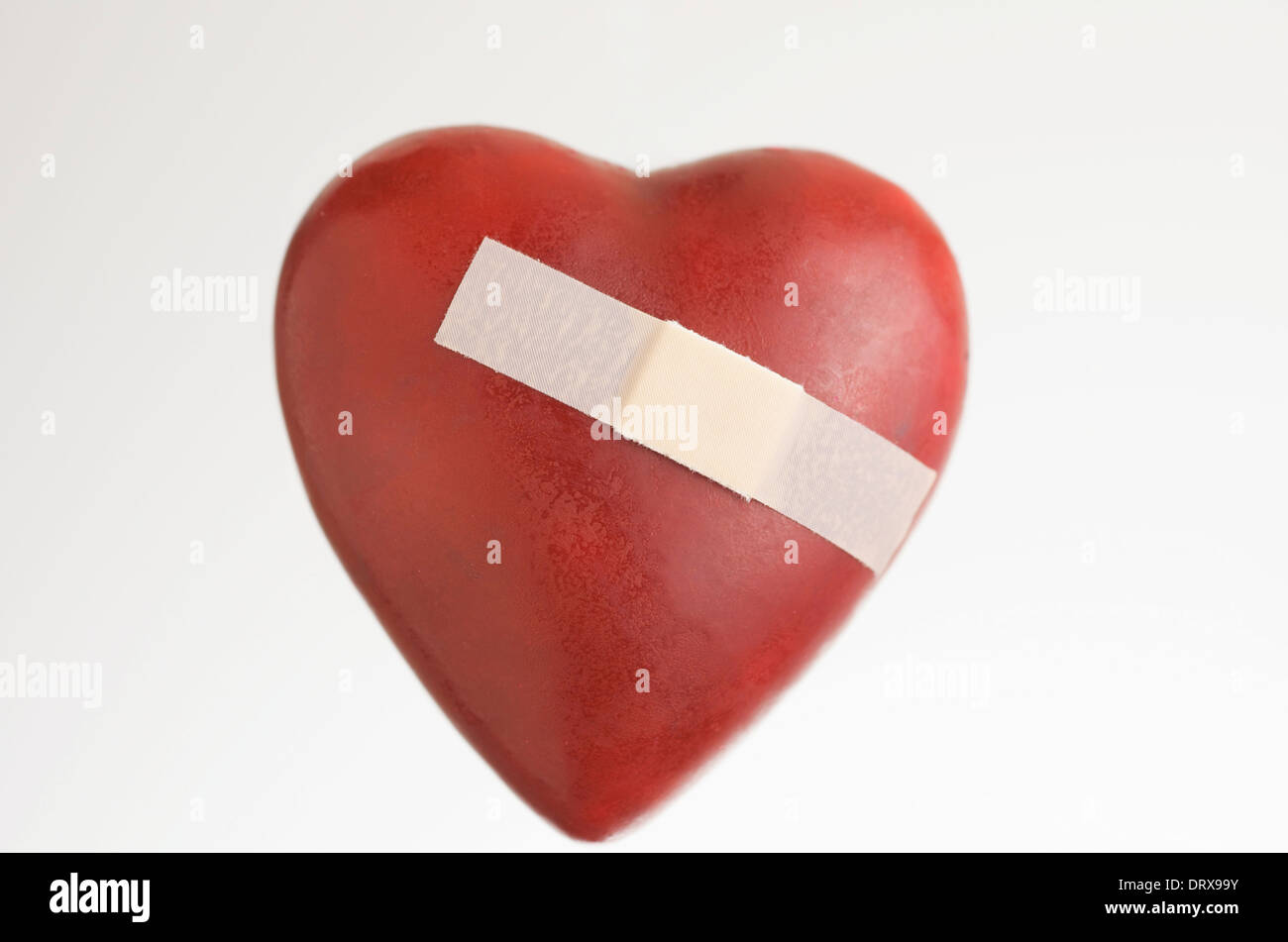 Rotes Herz mit Bandage auf weißem Hintergrund schweben Stockfoto
