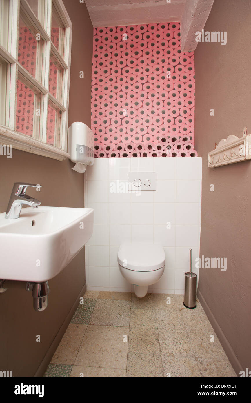 öffentliches Wc In Der Nähe Toilet paper rolls -Fotos und -Bildmaterial in hoher Auflösung – Alamy