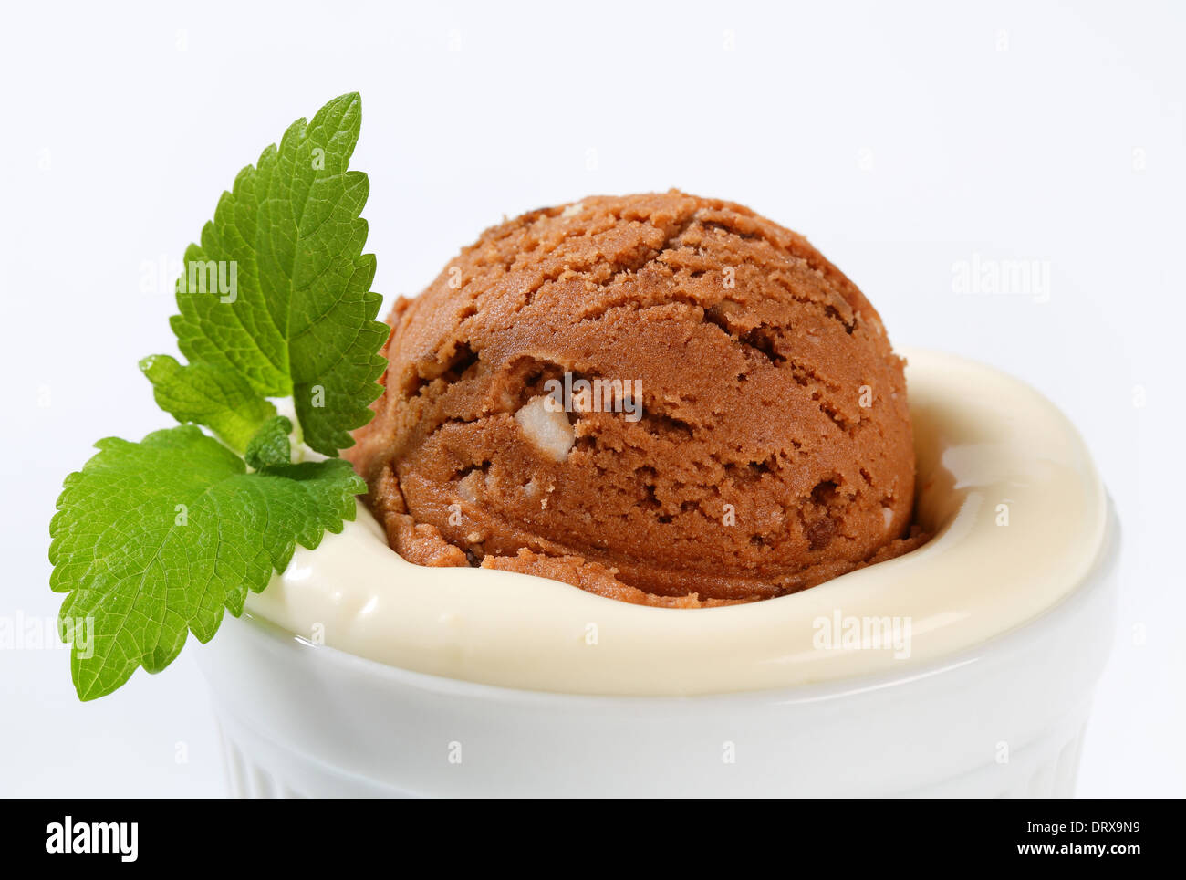 Pudding und Eis im Töpfchen Stockfoto