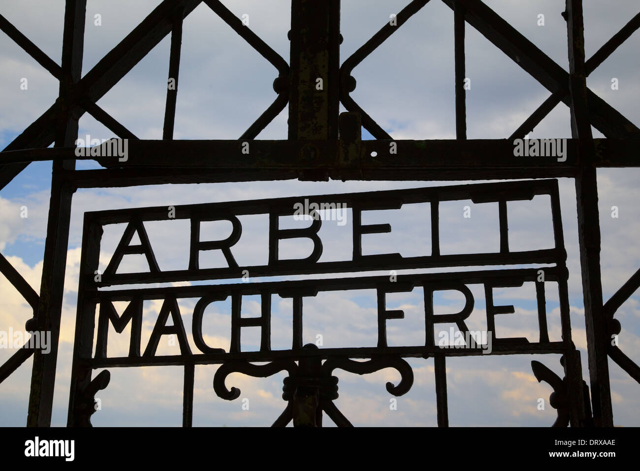 Eingangstor des KZ Dachau in Deutschland. "Arbeit stellt Sie frei! ' Stockfoto