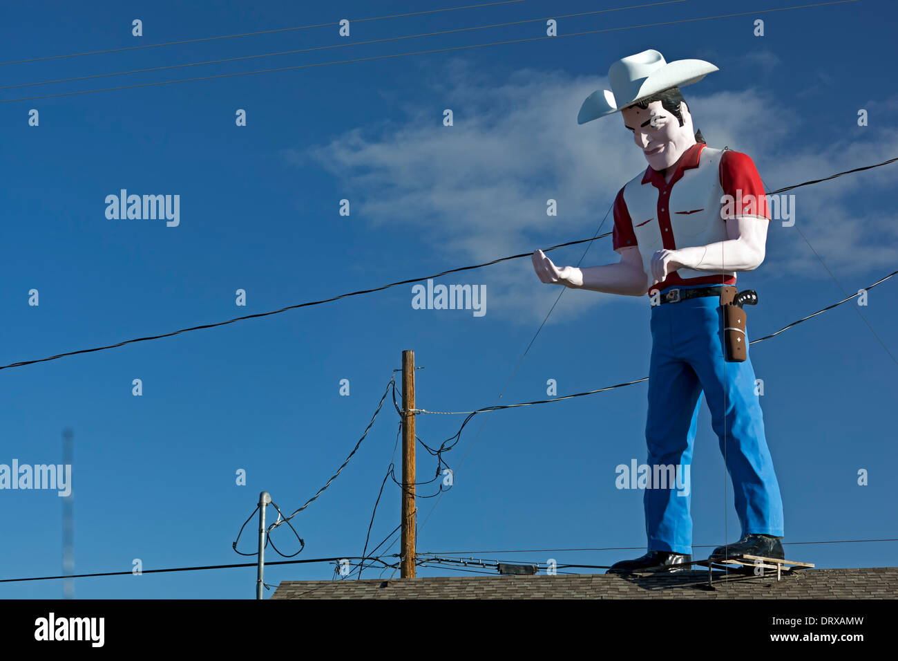 "Alter Mann" / Schalldämpfer Mann befindet sich in John's Used Cars, Gallup, New Mexico, Vereinigte Staaten Stockfoto