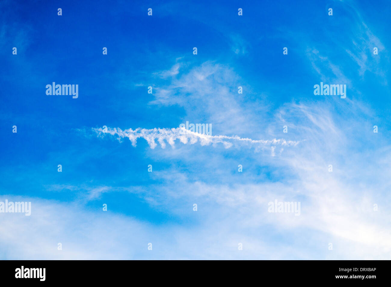 Ungewöhnliche weiße Wolken vor einem strahlend blauen Himmel Colorado Stockfoto