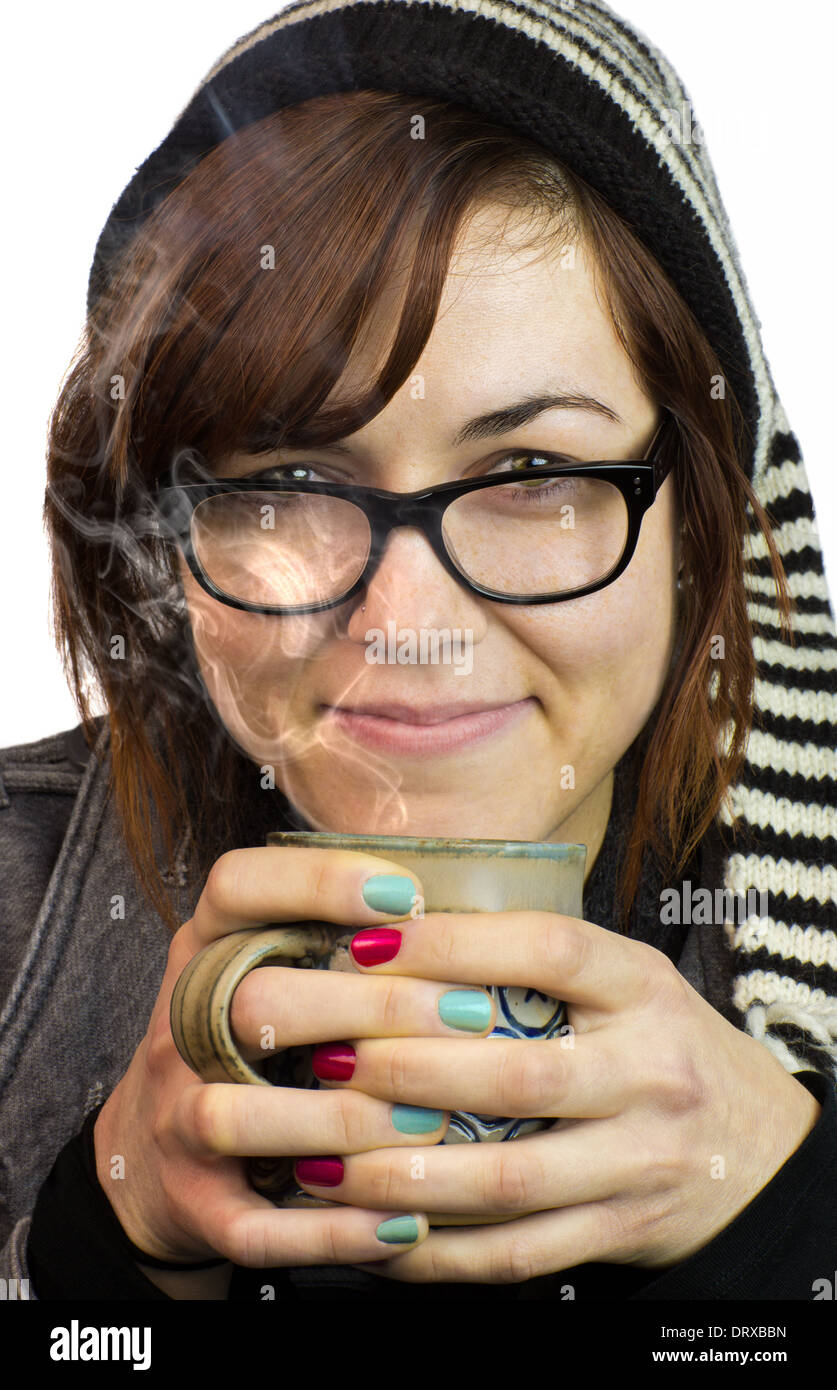 Frau mit Hut und Brille, die Tasse Kaffee mit lackierten Fingernägeln Stockfoto
