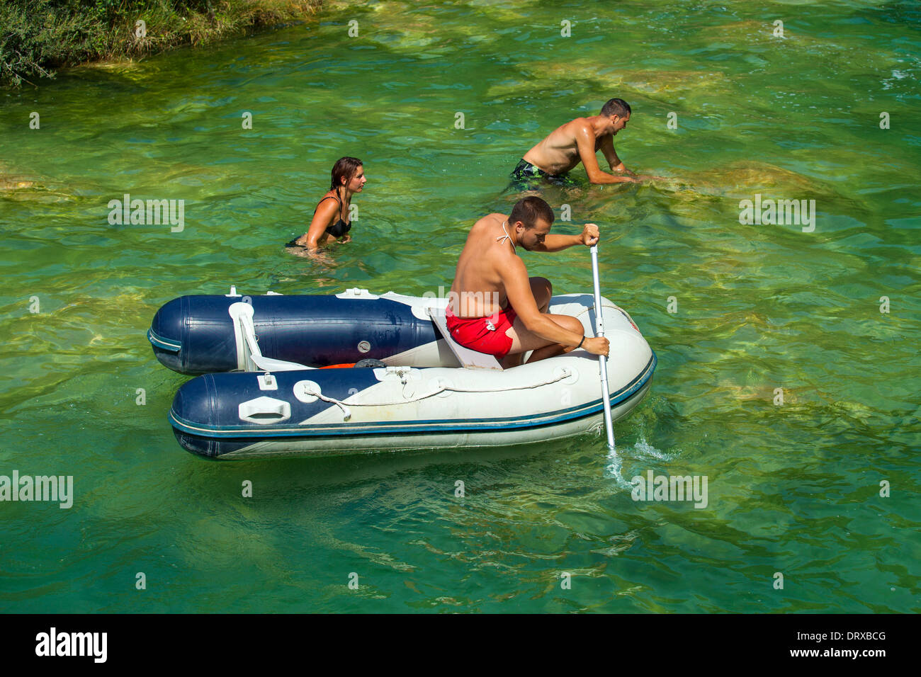 Nationalpark KRKA, Kroatien - 28 JUL: Life Guard Überwachung Touristen am 28. Juli 2012 im Nationalpark Krka, Kroatien. Stockfoto