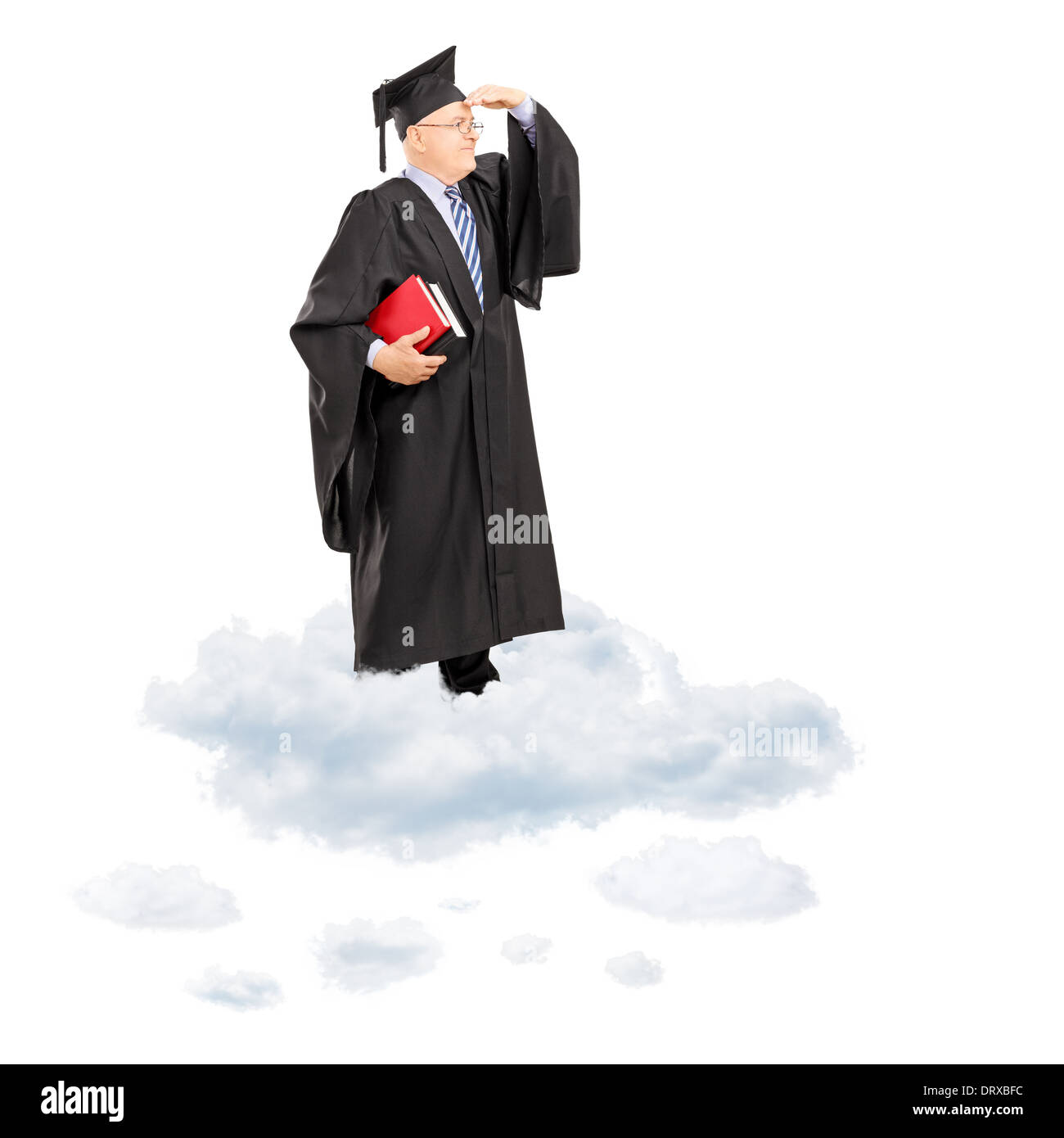 Reife College-Professor in Graduierung Kleid suchen mit der Hand über die Augen stehen auf Wolke Stockfoto