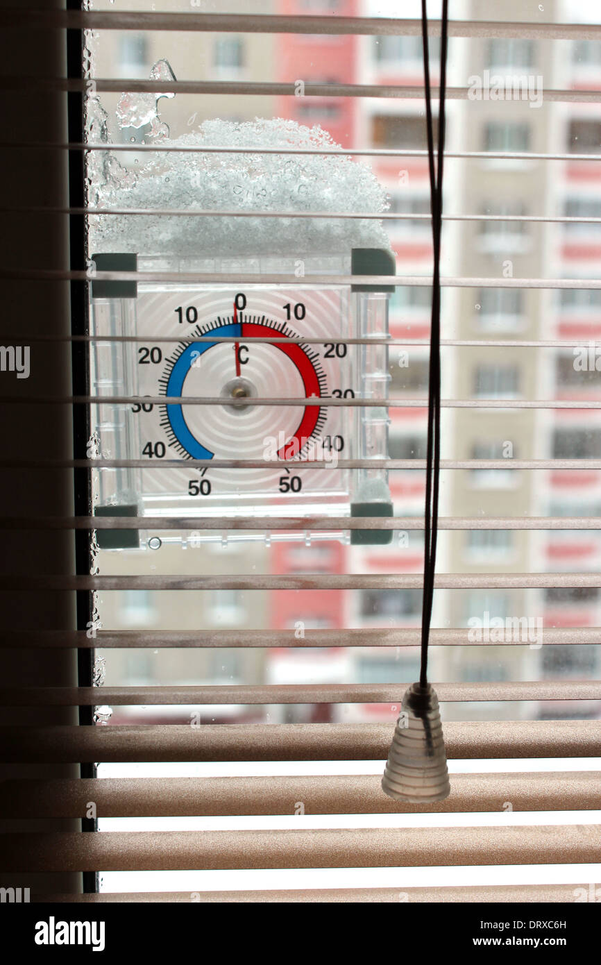 Thermometer mit Schneedecke zeigt zwei Grad frost Stockfoto