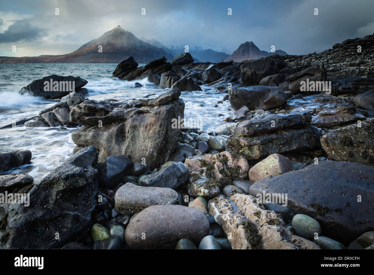 Wolken verdunkeln den Cullins gesehen von Elgol Strand, Isle Of Skye, innere Hebriden, Schottland Stockfoto