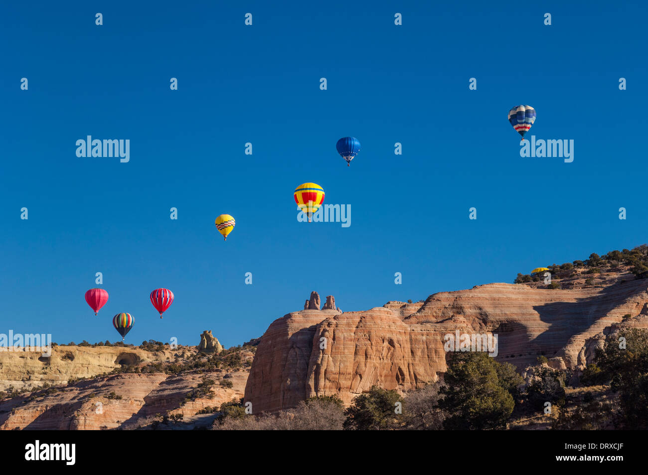 Heißluftballons auf dem jährlichen Red Rock Ballonfestival, Gallup, New Mexico. Stockfoto