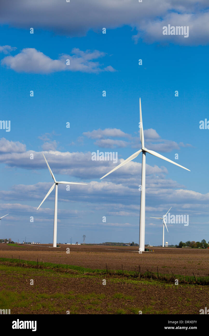 Windräder drehen hoch über der Prärie Illinois Erzeugung von Ökostrom. Stockfoto