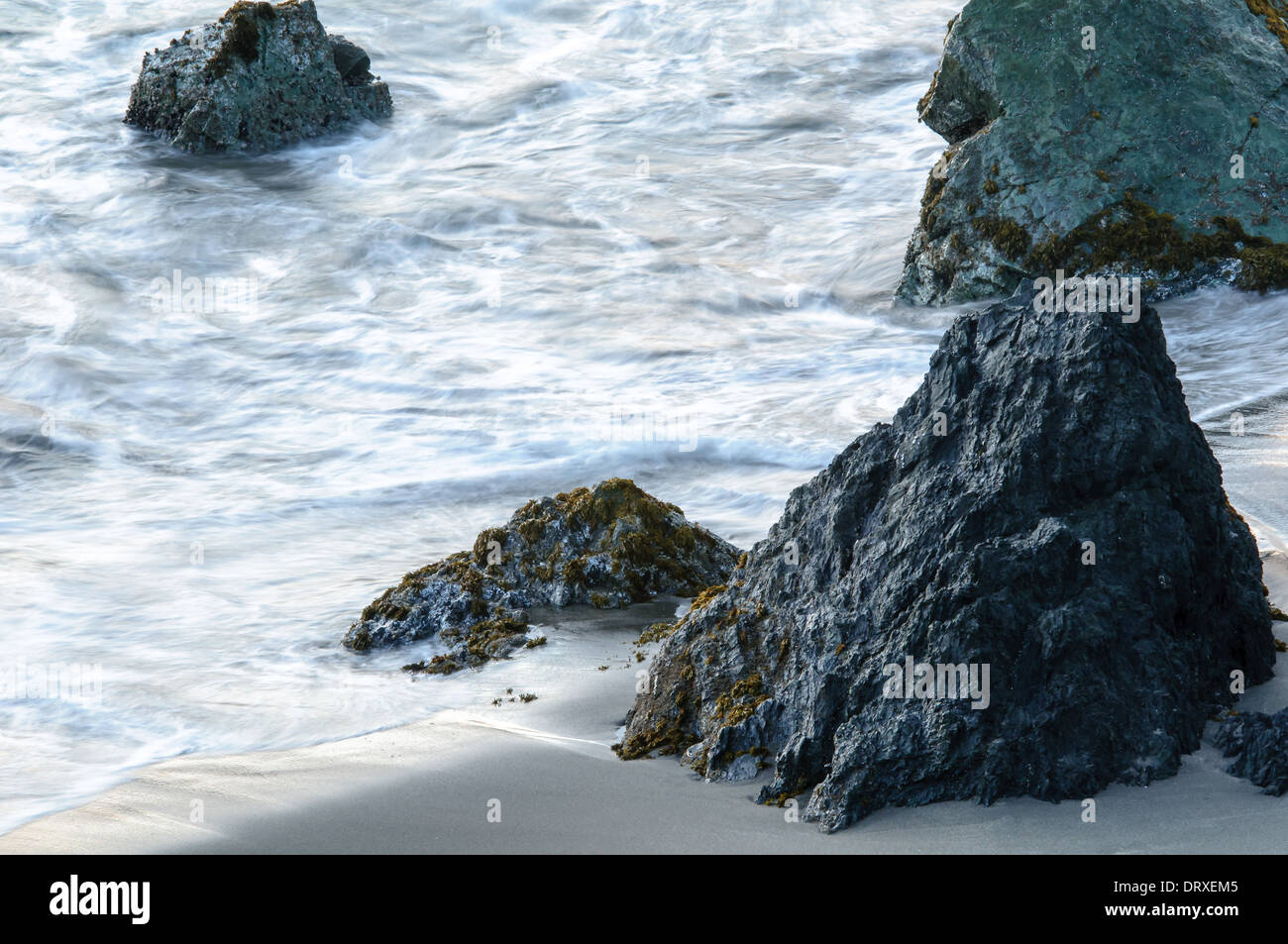 Wellen auf den Felsen an der Küste von Nordkalifornien Stockfoto