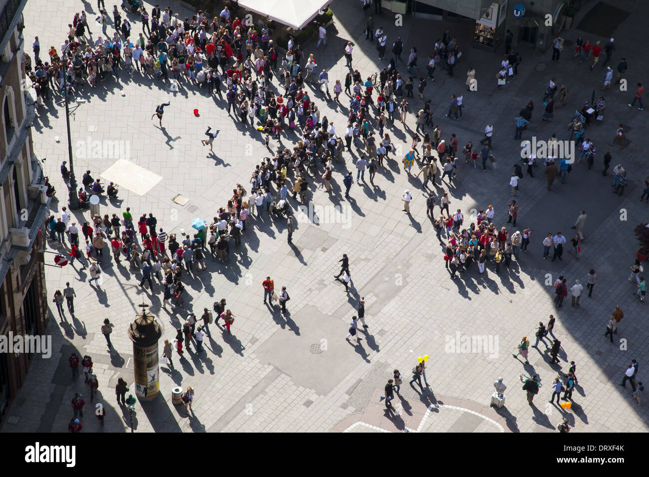 2 Straße Tänzerinnen unterhalten viele Menschen in Stephens-Platz in Wien. Stockfoto