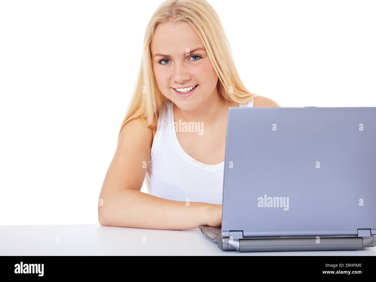 Attraktive junge Frau mit Laptop. Alle auf weißem Hintergrund. Stockfoto