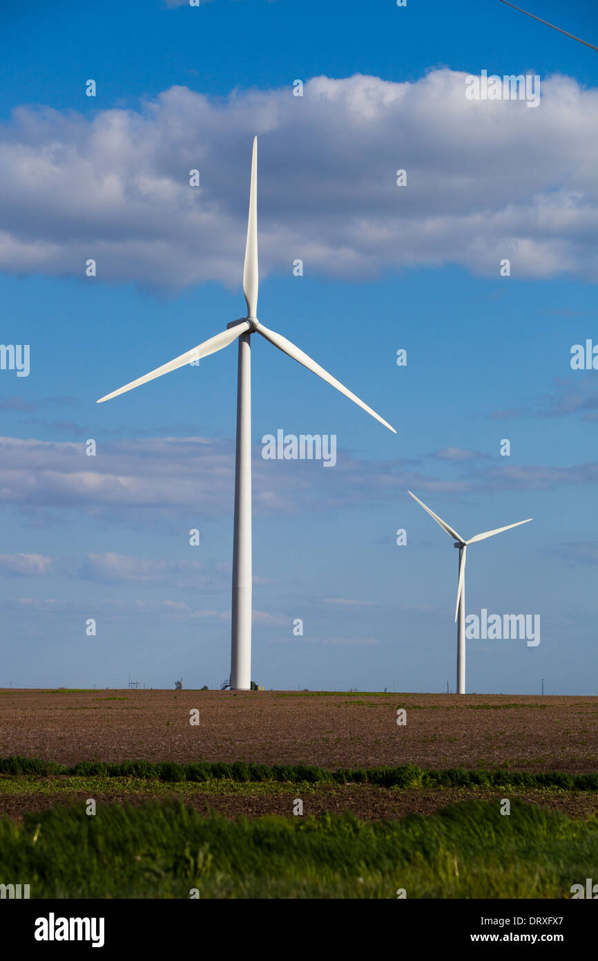 Windräder drehen hoch über der Prärie Illinois Erzeugung von Ökostrom. Stockfoto