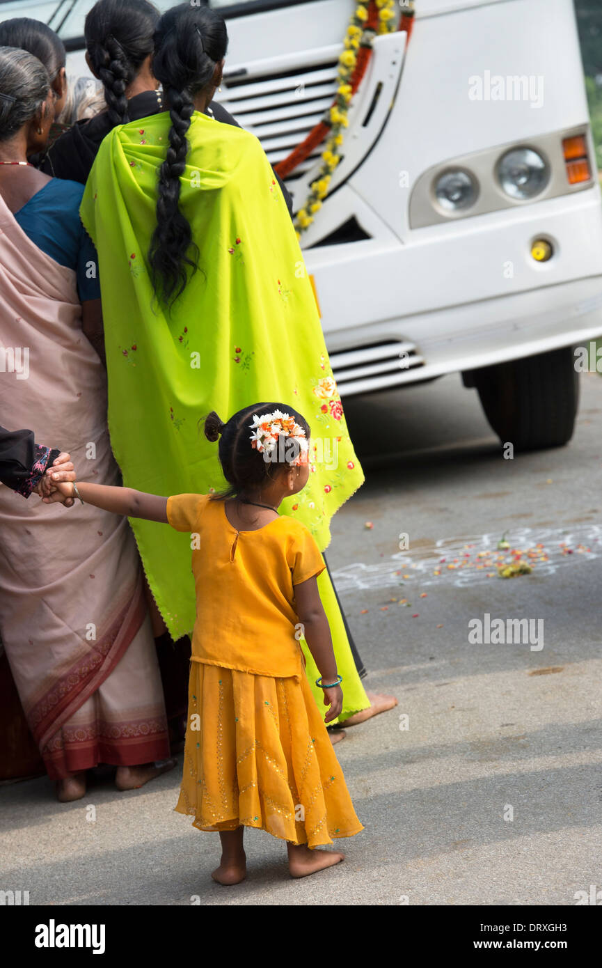 Indische Mädchen peering am Sri Sathya Sai Baba mobiles Krankenhaus Bus ankommen in einem indischen Dorf. Andhra Pradesh, Indien Stockfoto