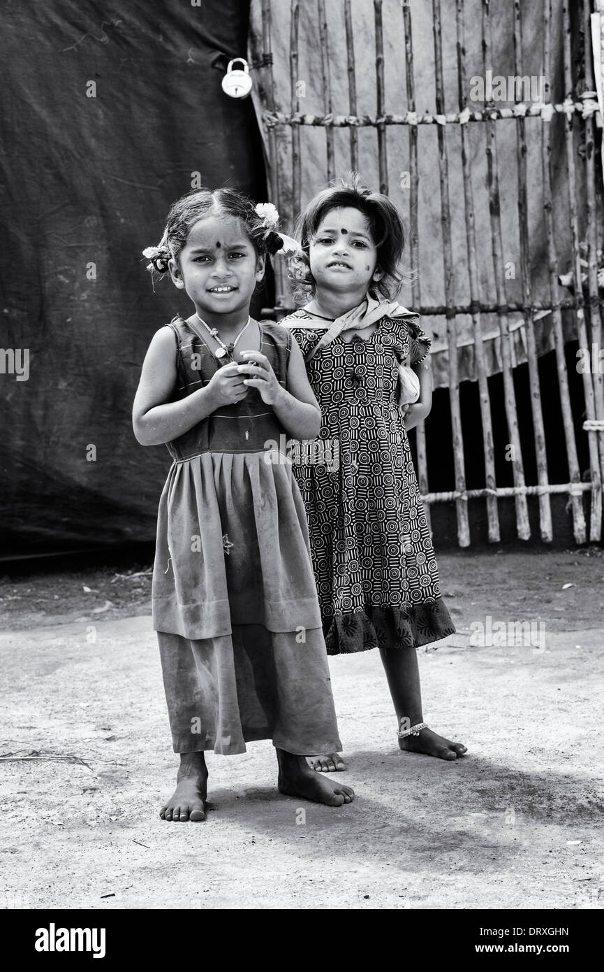 Armen indischen niedrigere Kaste Mädchen außerhalb ihrer Bender / Zelt / shelter.  Andhra Pradesh, Indien. Schwarz / weiß Stockfoto