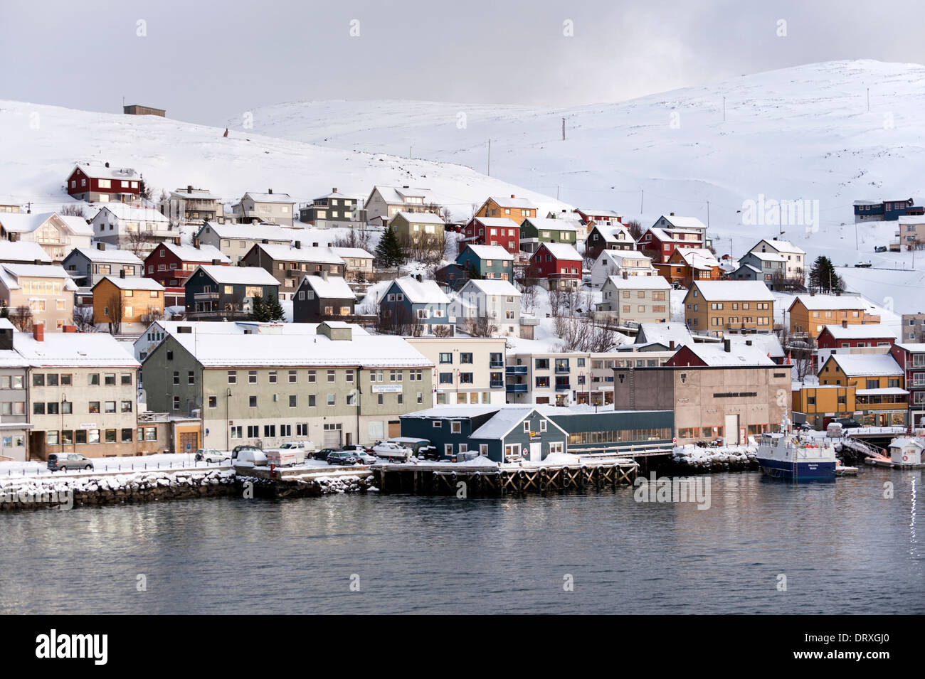 Die Uferpromenade der Stadt und Hafen von Honningsvåg Nordkapp Gemeinde. Finnmark Grafschaft, Nord-Norwegen Stockfoto