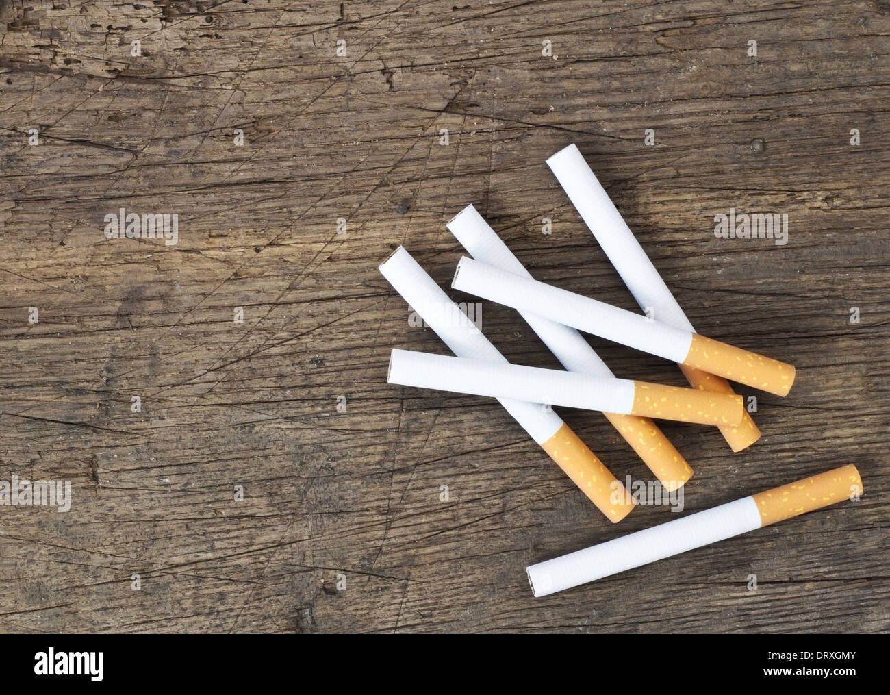 Zigaretten auf Holzbrett liegen. Stockfoto
